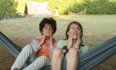 Enfants dans un hamac en colo