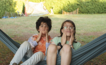 Enfants dans un hamac en colo safe