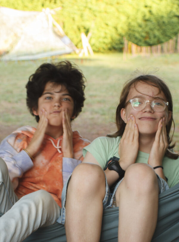 Enfants dans un hamac en colo