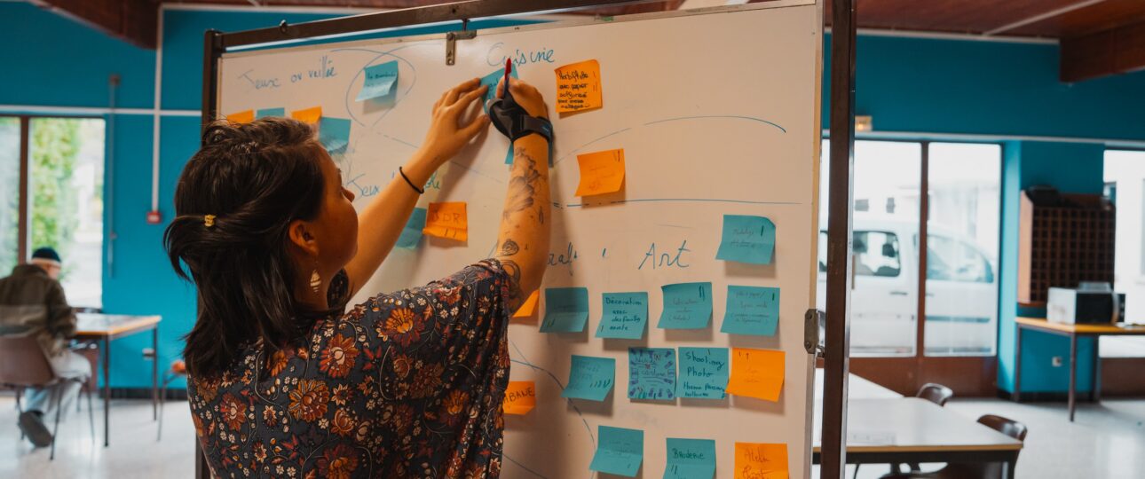 Une personne écrit le programme du séjour