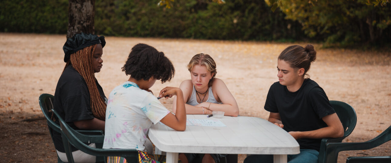 Groupe de jeunes en colonies de vacances