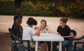 Groupe de jeunes en colonies de vacances