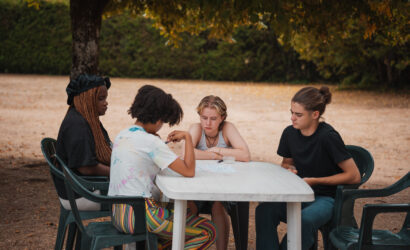 Groupe de jeunes en colonies de vacances