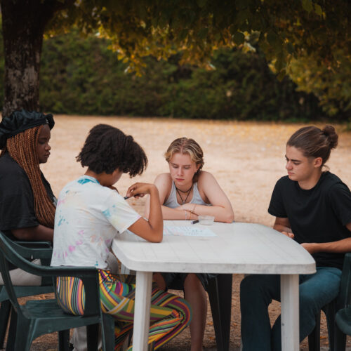 Groupe de jeunes en colonies de vacances