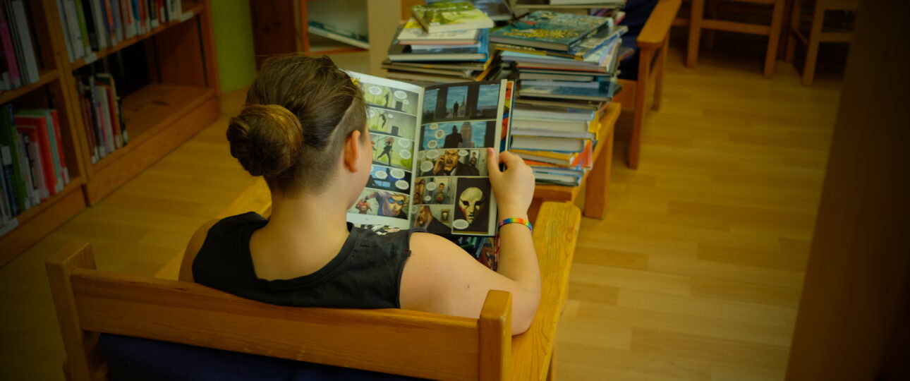 Coin lecture au calme avant le coucher en colonie de vacances