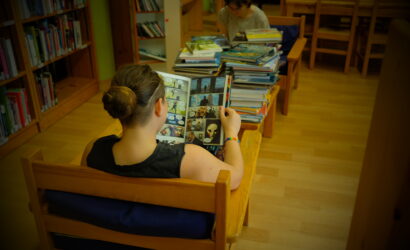 Coin lecture au calme avant le coucher en colonie de vacances